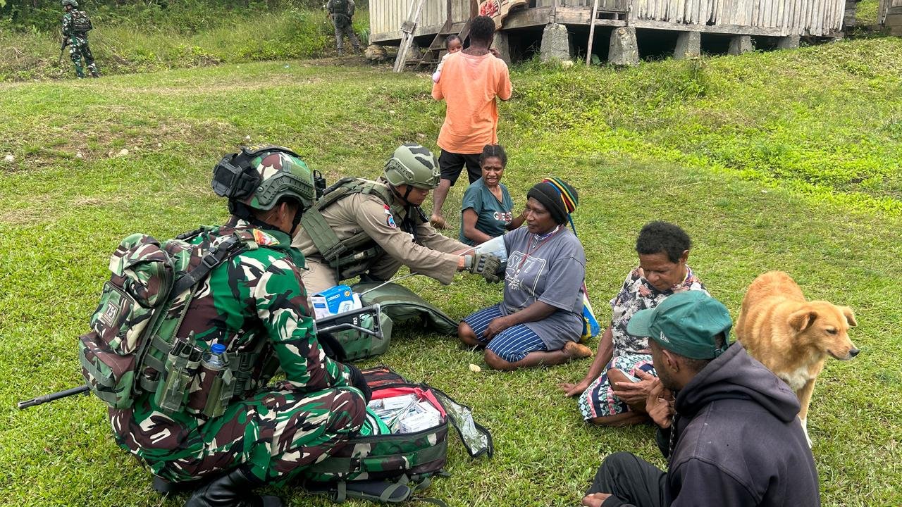 Pos Okpol Yonif 751/VJS dan Pos Brimob RRI menyusuri area kampung sambil berinteraksi langsung dengan masyarakat