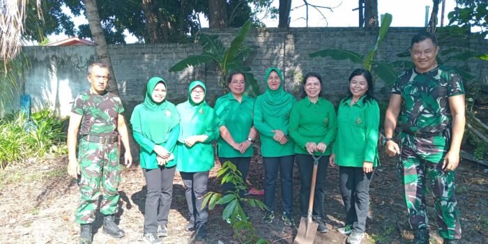 Persit Cabang LXII Kodim 1310/Bitung Koorcab Rem 131 PD XIII/Merdeka melaksanakan kegiatan pembersihan lingkungan dan penanaman pohon