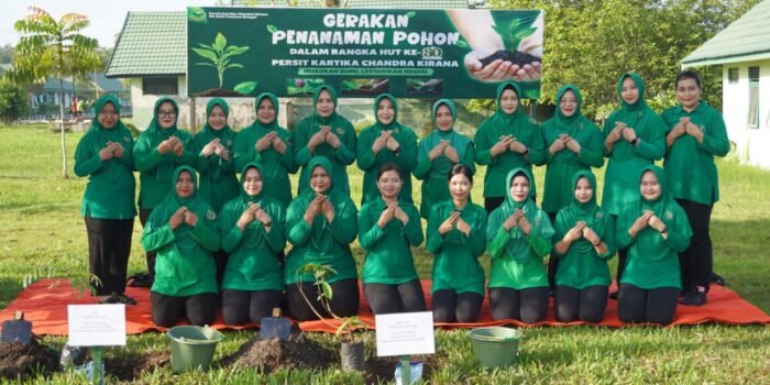 Persit Kartika Chandra Kirana Cabang XLI Kodim 1015/Sampit Bersama Persit Koorcab Rem 102/Pjg melakukan aksi nyata pelestarian alam