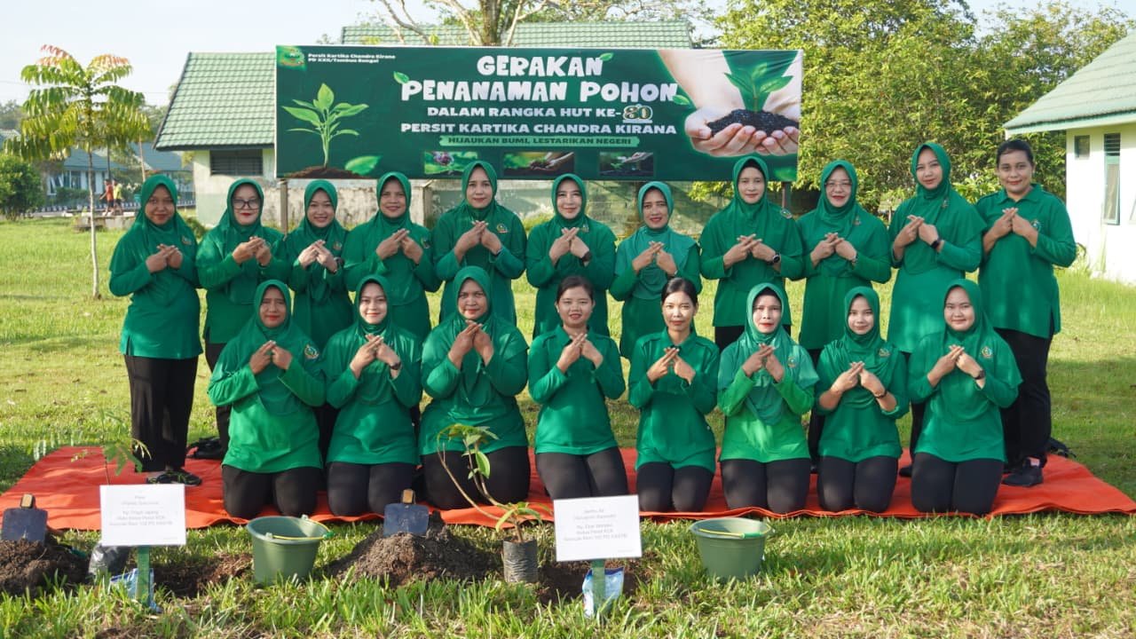 Persit Kartika Chandra Kirana Cabang XLI Kodim 1015/Sampit Bersama Persit Koorcab Rem 102/Pjg melakukan aksi nyata pelestarian alam