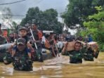 featured-image Anggota Kodim 1417/Kendari bersama Tim SAR membatu warga terdampak banjir