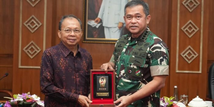 Kepala Staf Angkatan Darat (Kasad) Jenderal TNI Maruli Simanjuntak, M.Sc., bersama Gubernur Bali I Wayan Koster