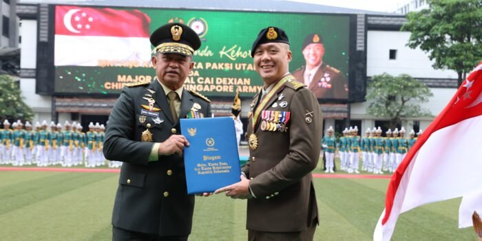 Kepala Staf Angkatan Darat (Kasad) Jenderal TNI Maruli Simanjuntak, M.Sc., bersama Chief of Army Singapore Army, Major General Cai Dexian