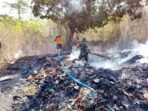 Keberanian Babinsa Lembongan Dalam Menghadapi Kebakaran Nusa Penida Keberanian Babinsa Lembongan Dalam Menghadapi Kebakaran Nusa Penida
