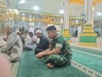 Babinsa Kodim 1420/Sidrap Berinteraksi dengan Warga Usai Sholat Subuh Bersama