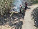 Kolaborasi Warga dan Babinsa Padamkan Kebakaran Kebun Bambu di Jehem Kolaborasi Warga dan Babinsa Padamkan Kebakaran Kebun Bambu di Jehem