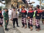 Kolaborasi TNI dan Pecalang Amankan Prosesi Tradisi Nunas Taru di Bebalang Kolaborasi TNI dan Pecalang Amankan Prosesi Tradisi Nunas Taru di Bebalang