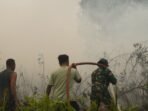 Kolaborasi TNI dan Masyarakat Berhasil Padamkan Api di Kotawaringin Timur Kolaborasi TNI dan Masyarakat Berhasil Padamkan Api di Kotawaringin Timur