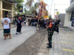 TNI dan Masyarakat Bersinergi Amankan Upacara Ngaben di Nusa Penida TNI dan Masyarakat Bersinergi Amankan Upacara Ngaben di Nusa Penida