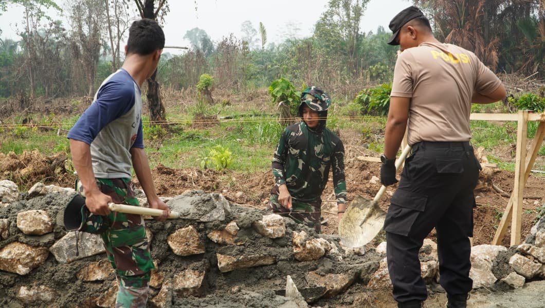 TNI dan Polri Bersama Membangun Masyarakat Lewat TMMD di Luwu Timur