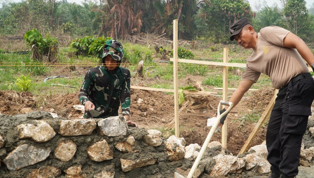 Kolaborasi TNI-Polri dan Warga dalam Proyek Pembangunan Desa di Luwu Timur