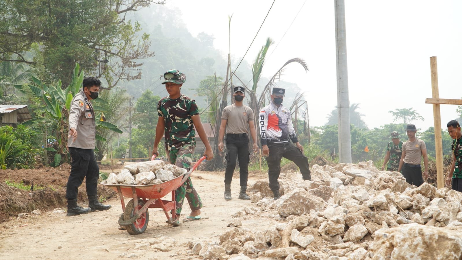 Sinergi TNI, Polri, dan Warga Percepat Pembangunan Desa di Luwu Timur