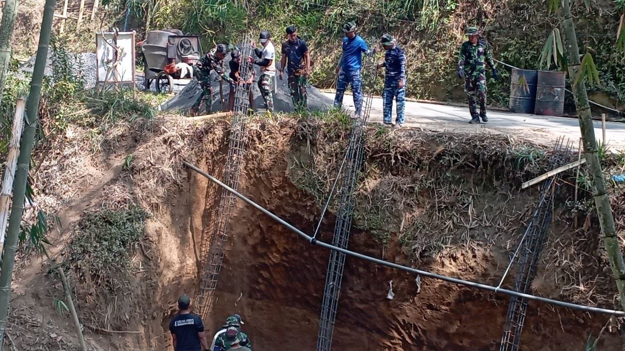 TNI Afirmasi Komitmen Melalui Pembangunan Dinding Penahan Tanah di Malang