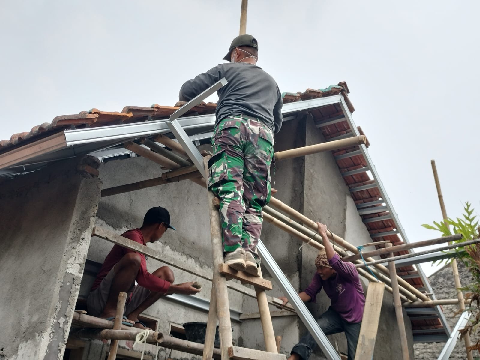 TNI Berkomitmen Tingkatkan Kualitas Tempat Tinggal Bapak M. Syafi’i