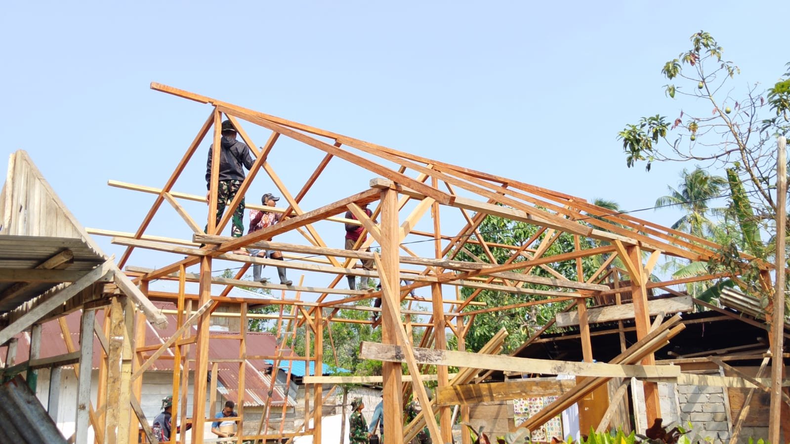Kemajuan Proyek RTLH: Rangka Atap Rumah Arianto Atan Mulai Terpasang