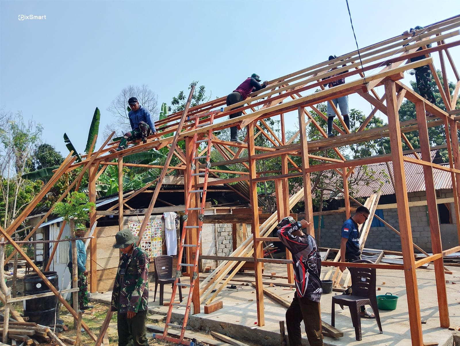 Kebersamaan TNI dan Warga dalam Proyek Renovasi Rumah di Desa Soe